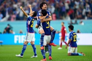 Pemain Jepang Merayakan Kemenangan Atas Spanyol
