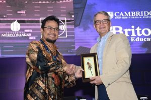 Andi Andriansyah dan Dr. Nick Saville