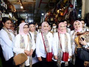 Iriana Joko Widodo bersama Ibu Wury Ma'ruf Amin, dan para anggota OASE KIM ketika berkunjung ke Pasar Beringharjo Kota Yogyakarta