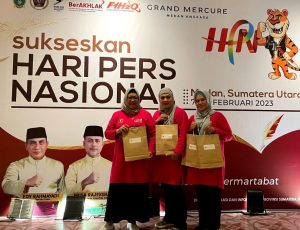 Ketum IKWI Indah Kirana Saat memberikan Bingkisan