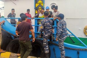 TNI AL Evakuasi Korban Kapal Tenggelam