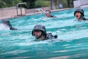 Prajurit Kostrad Renang