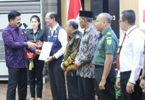 Menteri ATR Serahkan Sertifikat