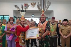 Panglima TNI Terima adat Dayak