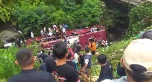Bus Pariwisata masuk Jurang di Guci Tegal