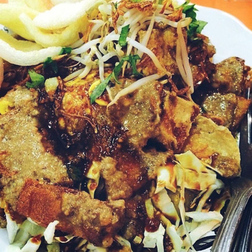 Of course. Here is a 1,200-word article about Tahu Gimbal from Semarang.