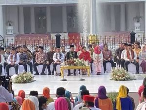 Jokowi Dalam Acara Istana Berkebaya