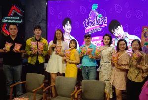 Anya Dwinov dan Kalia Oktarani dalam acara Rilis Thalasa Snack