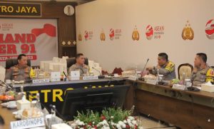 Kapolri Pantau Pengamanan KTT ASEAN di Posko Commad Center Polri