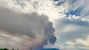 Gunung Lewotobi Meletus