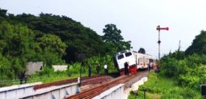 KA anjlok Sidoarjo