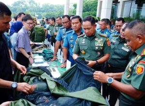 Pangkostrad Dampingi Panglima TNI Mengecek Perlengkapan Operasi