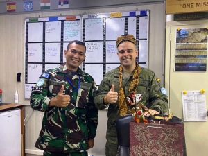 Blangkon dan Wayang Kulit Diperkenalkan Tentara UNIFIL