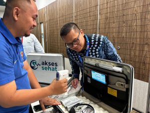 Chief Enterprise Business Officer XL Axiata, Feby Sallyanto (kanan) mencoba perangkat XL Axiata Akses Sehat