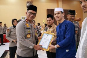 Kapolda DIY Serahkan Piagam
