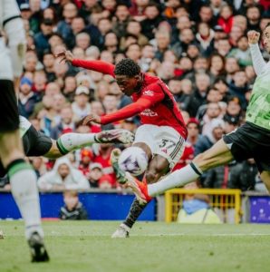 Kobi Mainoo saat mencetak gol