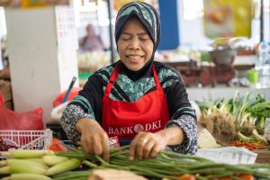 Pelaku UMKM sedang Melayani Pembeli
