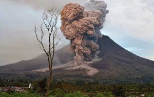 Gunung Dukono di Halmahera Erupsi