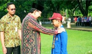 Raees menerima Medali Emas