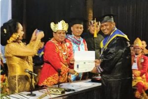 Sandec Sahetapy Saat Dianugerahi Gelar DR HC