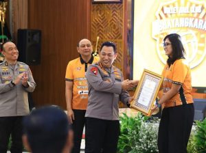 Kapolri Beri Penghargaan Kepada Popssivo Polwan dan Jakarta Bhayangkara