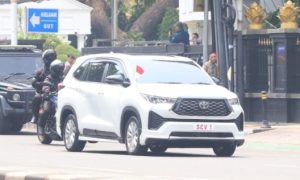 Innova Zenix Yang Dikendarai Paus