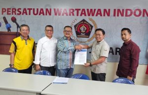 Ketua PWI Jaya Serahkan Surat Penunjukan Ketua Pokja PWI Jakarta Barat