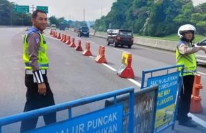Lalulintas arah Puncak