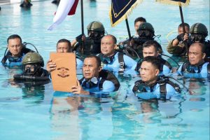 Pangkostrad Terima Brevet Kehormatan Manusia Katak dan Brevet Scuba Diver TNI AL