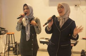 Peserta Lomba karaoke Kontingen PWI DKI Jakarta Mengenakan Pakain Rancangan Nina Nugroho