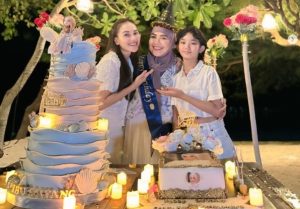 Ayu Ting Ting Rayakan Ultah Umi Kalsum
