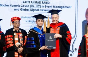Raffi Ahmad Saat Menerima Gelar Doktor HC dari UIPM