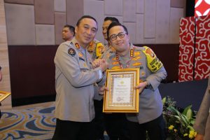 Kabid Humas Polda Metro Jaya, Kombes Pol Ade Ary Syam Indradi terima piagam penghargaan dari Kadiv Humas Polri Irjen Pol Sandi Nugroho.