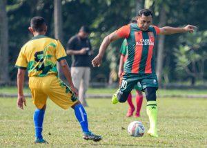 Pangkostrad Bermain Sepak Bola