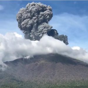 Gunung Kanlaon di Filipina Meletus