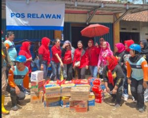 Hana Hanifah Salurkan Bantuan untuk Korban Banjir Bandang di Sukabumi