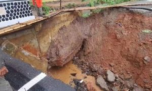 Jembatan longsor di Sukabumi