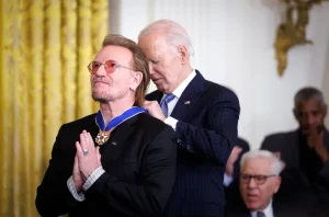 Bono Dianugerahi Medali Oleh Koe Biden