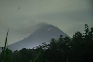 Gunung Merapi Muntahkan Lava Pijar