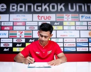 Pratama Arhan Saat Tanda Tangan Kontrak Berssama Bangkok United