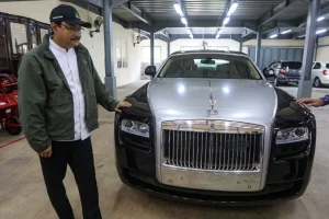 SSaifullah Yusuf Saat Mengecek Mobil