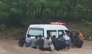 Ambulan Terjang Banjir