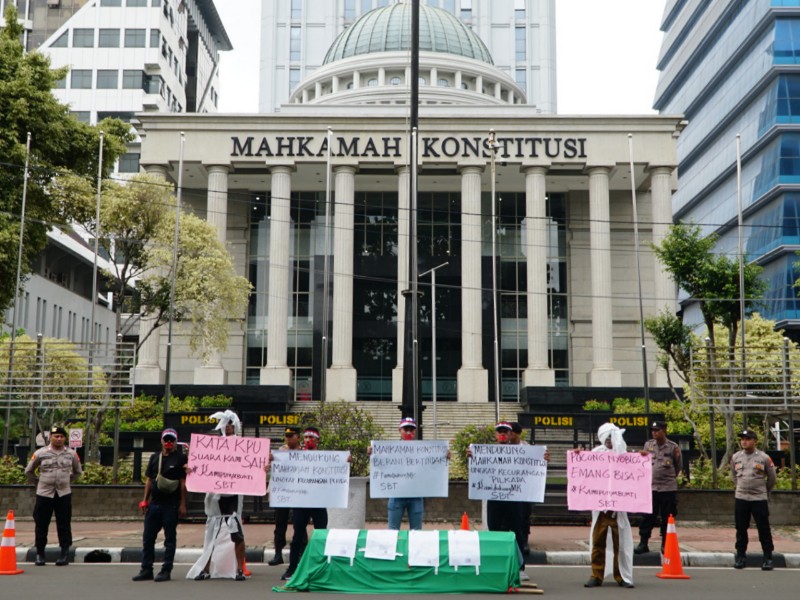 Warga Seram Bagian Timur saat aksi damai terkait Pilkada SBT di gedung Mahkamah Konstitusi (MK).