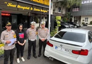 Mobil BMW Beplat Nyleneh di Malang