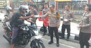 Kapolresta Balikpapan bagi Takjil