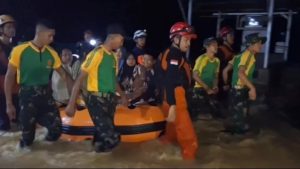 Kostrad Evakuasi Banjir di Sukabumi