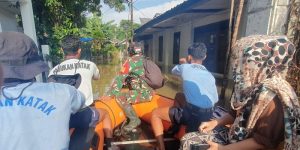 Satuan Kopaska Koarmada I Evakuasi Warga Korban Banjir di IKPN Bintaro