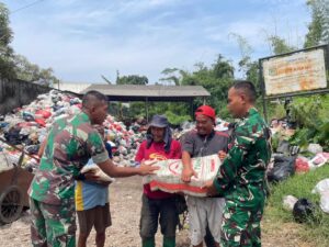 Yonarmed 1 Kostrad Salurkan Zakat Fitrah
