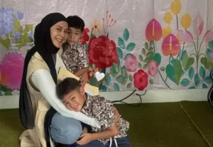 Paula Verhoeven dan Anak-anaknya Berlebaran