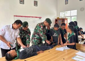 Satgas Pamtas Yonarmed 11 Kostrad Berikan Edukasi Kesehatan Untuk Anak-Anak di Perbatasan